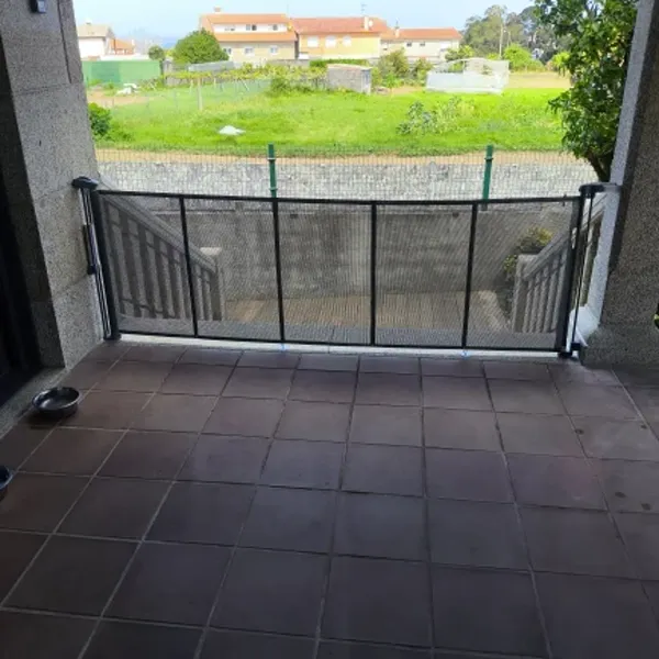 SnugGate retractable mesh gate installed and photographed by a verified buyer in Spain
